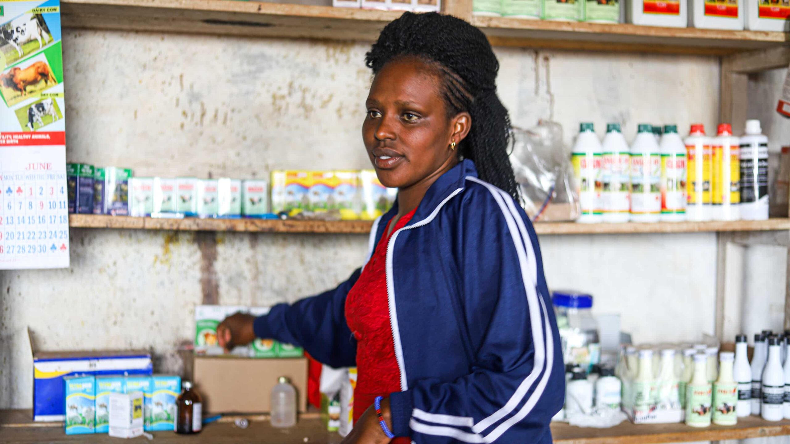 Ipas_IMG_6107_RS7453_ Elizabeth Poyio, bénéficiaire de l'organisation communautaire Entashata, s'occupe des clients dans son magasin d'agrofournitures.