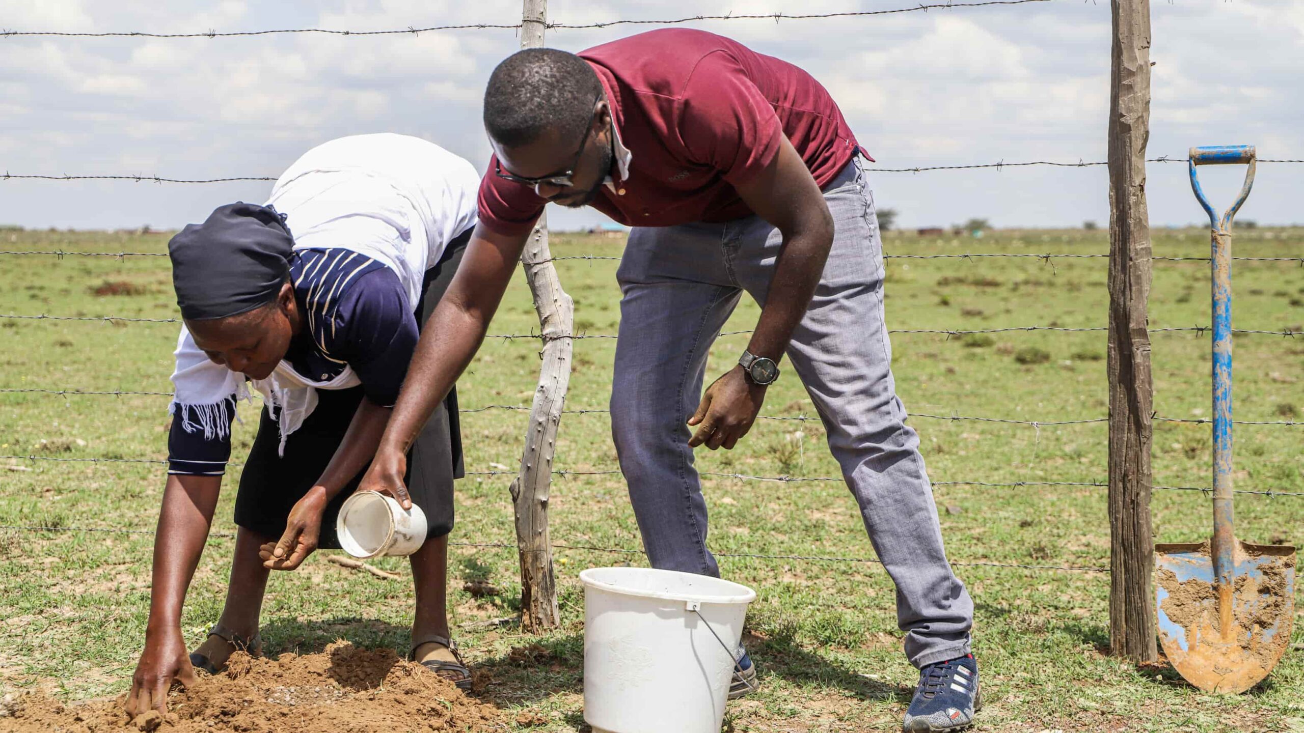 Ipas_IMG_6921_RS7579_ John Otieno d'IPAS plante un arbre avec l'aide d'une des femmes du groupe.