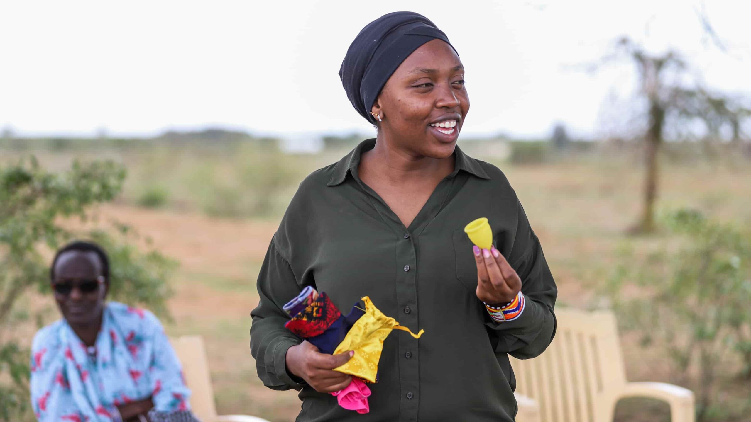 Abdia montre aux filles comment utiliser les serviettes hygiéniques lavables et les coupes menstruelles.