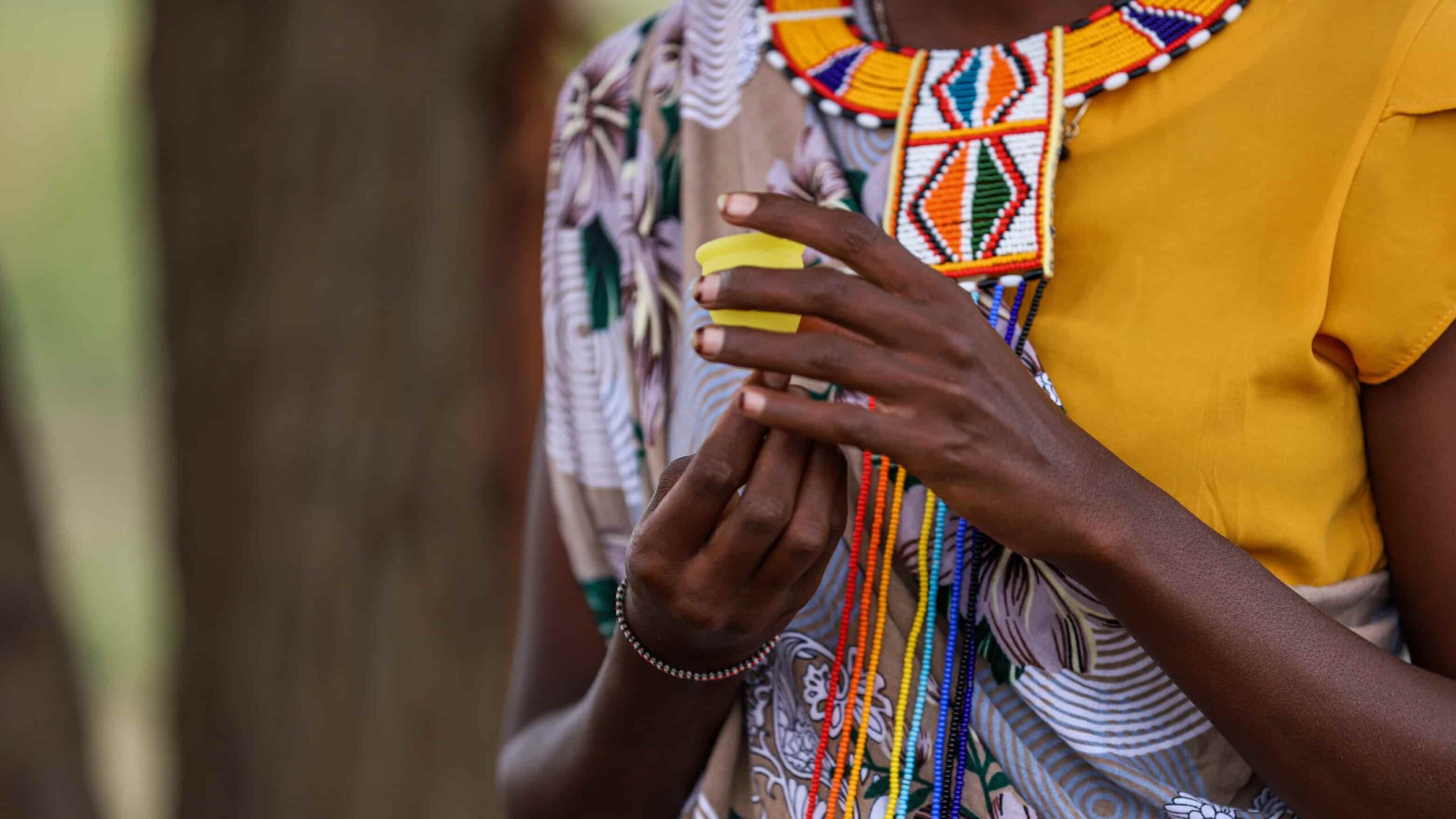 Abdia montre aux filles comment utiliser les serviettes hygiéniques lavables et les coupes menstruelles.