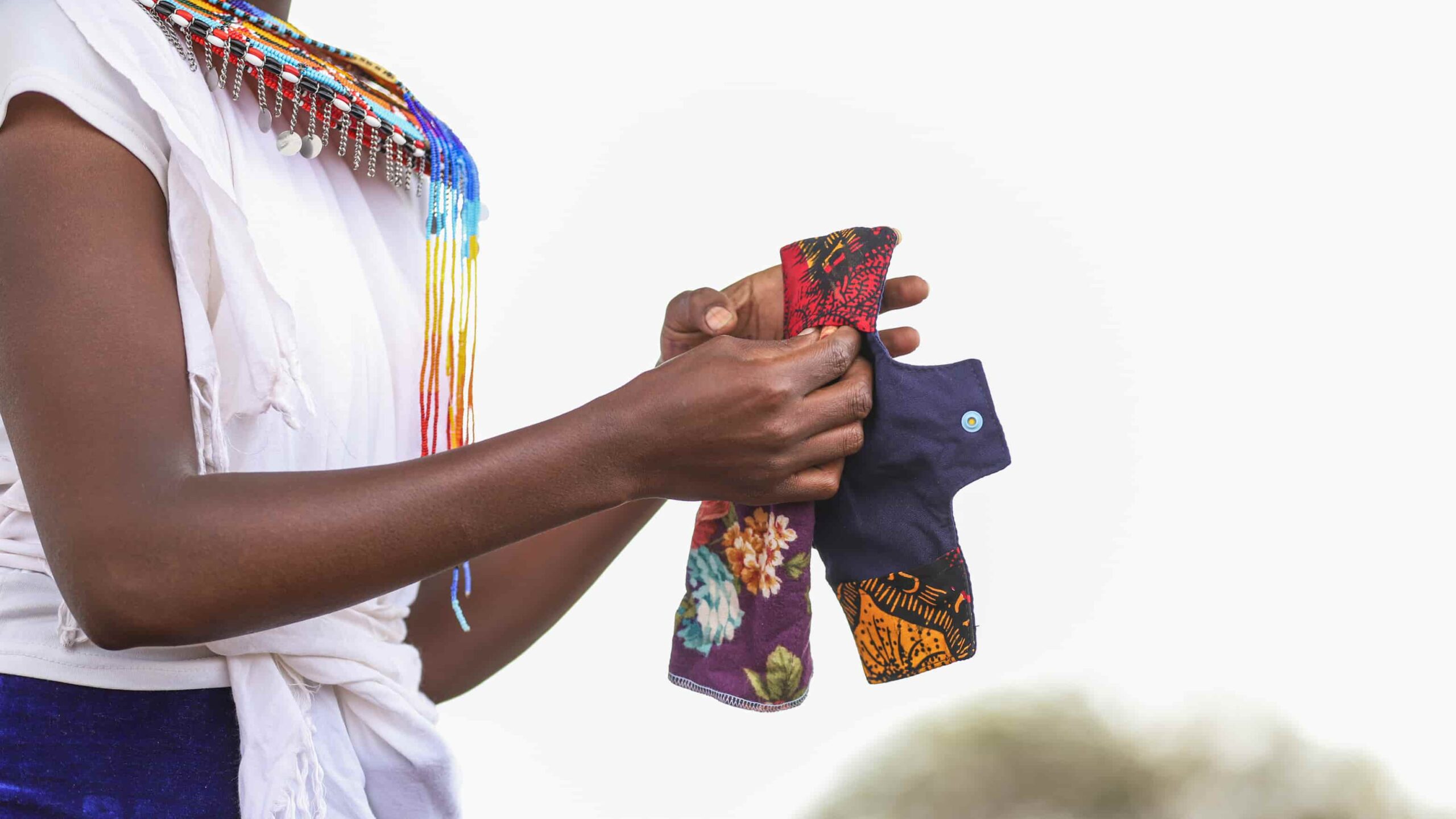 Abdia montre aux filles comment utiliser les serviettes hygiéniques lavables et les coupes menstruelles.